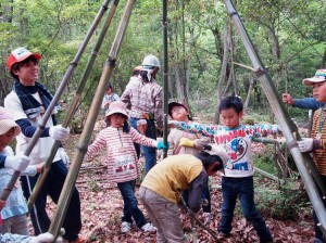 みんなで力を合わせて骨組み作り