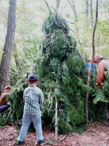 竹の葉の屋根をかぶせれば かくれ家のできあがり！