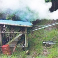 2014.5.11 炭焼きを行いました 炭焼きの様子「良い炭になーあれ」