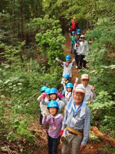 山道歩く子供たち