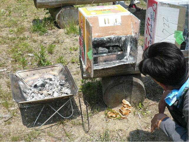 ダンボール箱でピザを焼きます。