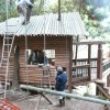 小郡 ランプの宿にて ツリーハウス製作応援 屋根も長さを揃えて。綺麗に仕上がりました。 あとは、中心に大きな竹を割って据え付けるのみです。