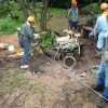 2008/6 例会報告 倒す木にスリングを掛け、ワイヤを張って引く力加減を確認します。 また、ワイヤを緩めるとき、外すときの操作を確認